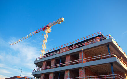 Construção de habitação enfrenta desafios de mercado e resposta pública aquém das necessidades.