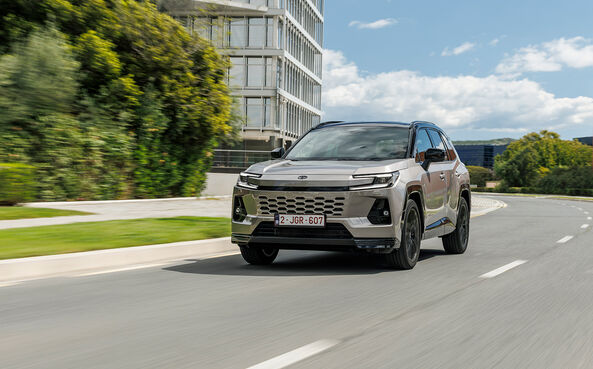 Novo Toyota RAV4 chega em junho com sistema híbrido 'plug-in'