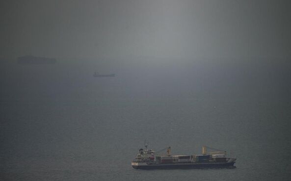 Cargueiro passa pelo golfo Pérsico a caminho do estreito de Ormuz.