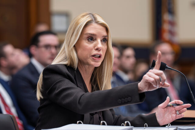 Donald Trump demite procuradora-geral Pam Bondi