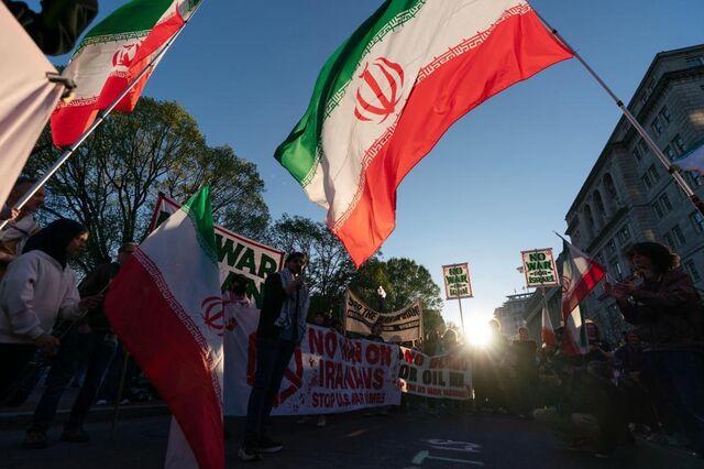 Teerão permite navegação em Ormuz. EUA vão ajudar a gerir 'tráfego acumulado'