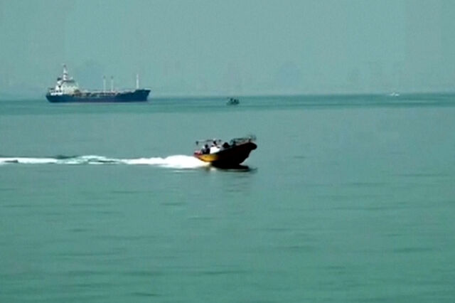 Imagens mostram navios no estreito de Ormuz