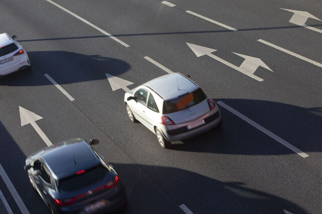 Guerra já pesa na carteira: maioria muda hábitos e corta no carro e no supermercado 