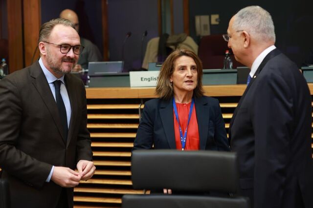 Bruxelas revê reservas e flexibiliza regras da aviação. Slots e serviço público vão sofrer mudanças