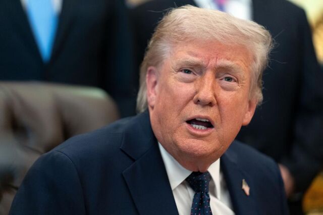 Irão está em 'colapso' e pediu aos EUA que abram estreito de Ormuz, diz Trump. Petróleo sobe