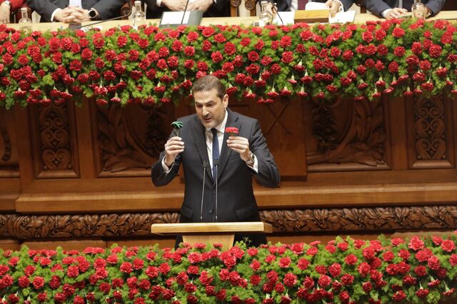 PSD defende que cumprir Abril 'é dizer não' a populismos de 'direita e de esquerda'