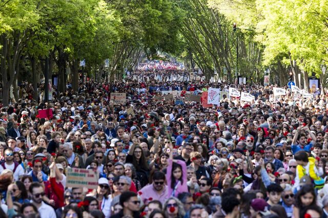 Milhares de pessoas no desfile do 25 de abril em Lisboa