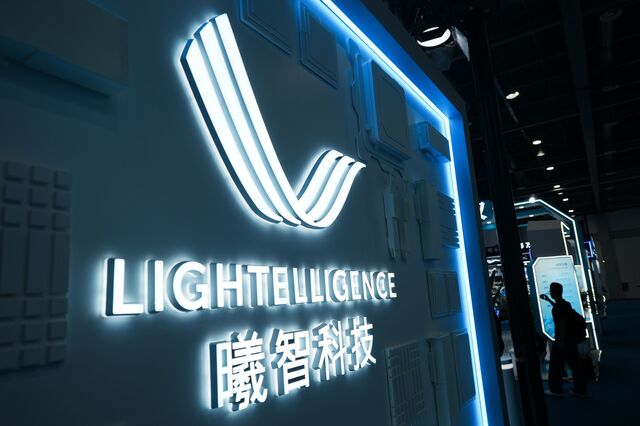 Fabricante chinesa de chips fotónicos estreia-se em Hong Kong com subida de 380%