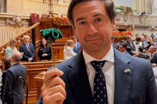 Paragrafino Pescada escreve sobre cravos verdes e esperteza saloia