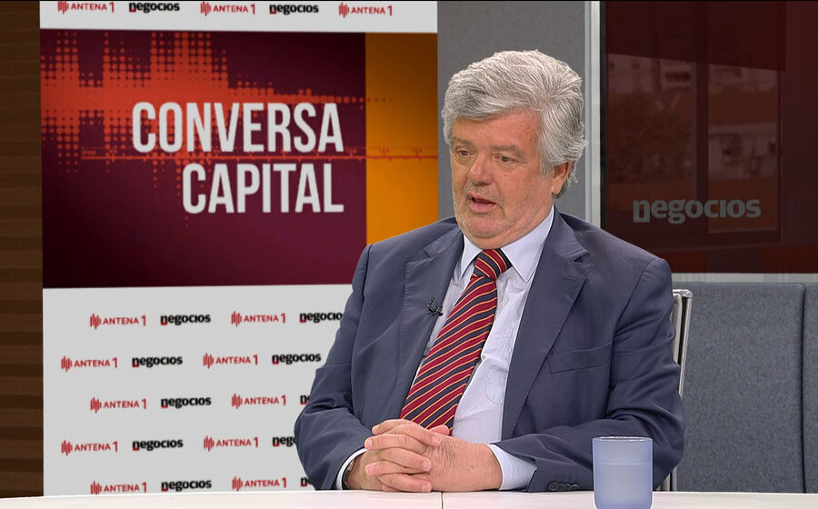O presidente da Apifarma, João Almeida Lopes, avisa que a indústria pondera 'entregar a Valormed ao Governo'.
