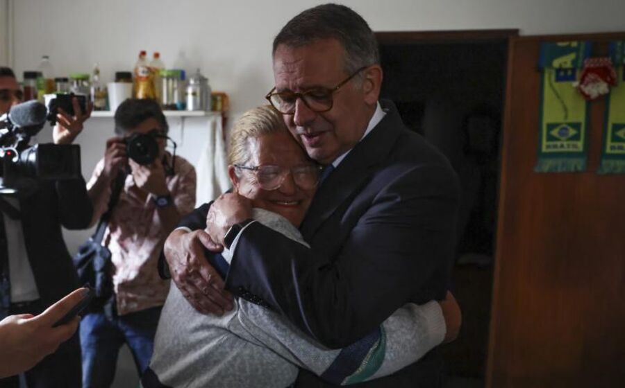 António José Seguro inicia a primeira Presidência aberta.