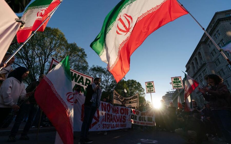Ativistas protestam contra a guerra no Irão em Washington.