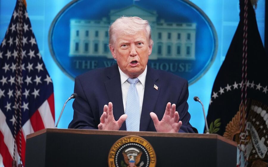 Donald Trump fala à imprensa.