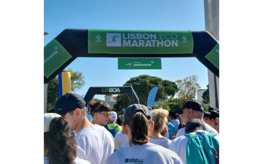 Maratona de Lisboa com participantes junto à linha de partida
