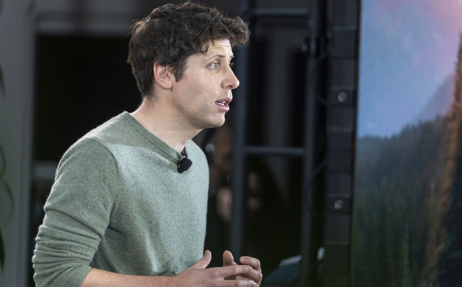 Sam Altman fala sobre democratizar a inteligência artificial após ataque