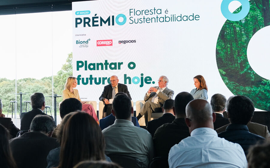 Filipe Duarte Santos, Carlos Câmara, e Joana Amaral Paulo, participaram no debate sobre floresta e alterações climáticas, moderado por Magali Pinto, na cerimónia de encerramento da 5.ª edição do Prémio Floresta é Sustentabilidade. 