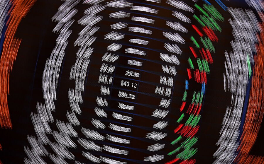 Gráfico de ações mostra flutuações no mercado financeiro