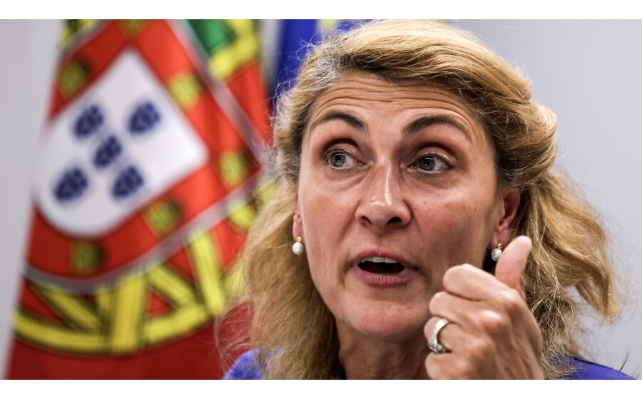 Nazaré Costa Cabral respondeu às críticas do ministro das Finanças.