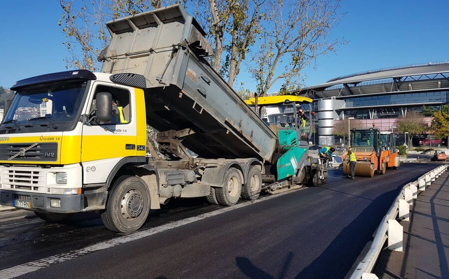 A Prioridade opera na construção e reabilitação de vias rodoviárias e no fabrico de misturas betuminosas.
