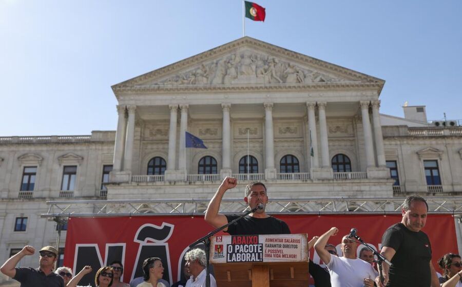 Secretário-geral da CGTP-IN, Tiago Oliveira, discursa durante o protesto.