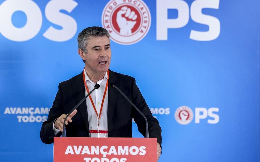 O secretário-geral do Partido Socialista, José Luis Carneiro, usa da palavra no inicio dos trabalhos da reunião da Comissão Nacional em Lisboa.