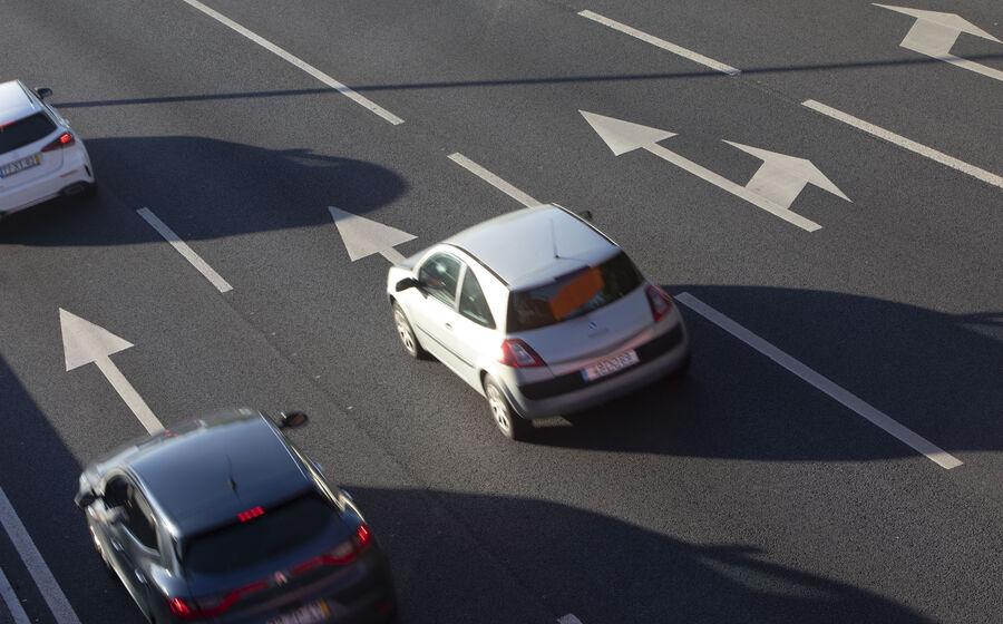 Famílias cortam em gastos com carro e supermercado devido à guerra e subida dos preços.