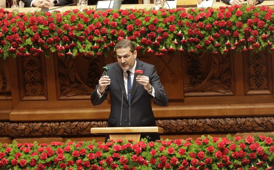 Hugo Soares nas cerimónias do 25 de abril de 2026 no parlamento.