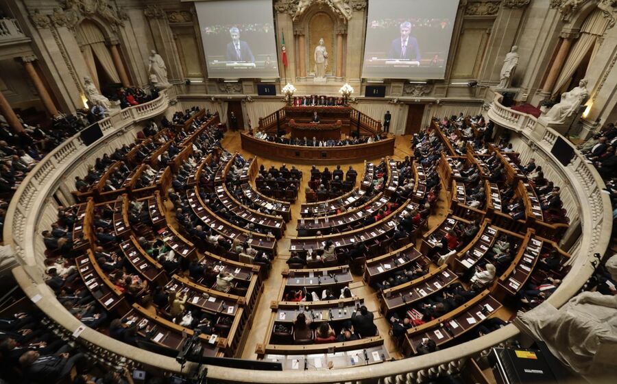 Cerimónias do 25 de abril no parlamento em 2026.
