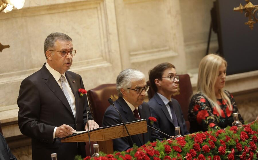 António José Seguro discursa nas cerimónias do 25 de abril.