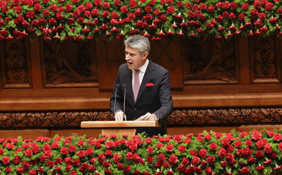 José Luís Carneiro nas comemorações do 25 de abril no parlamento em 2026,