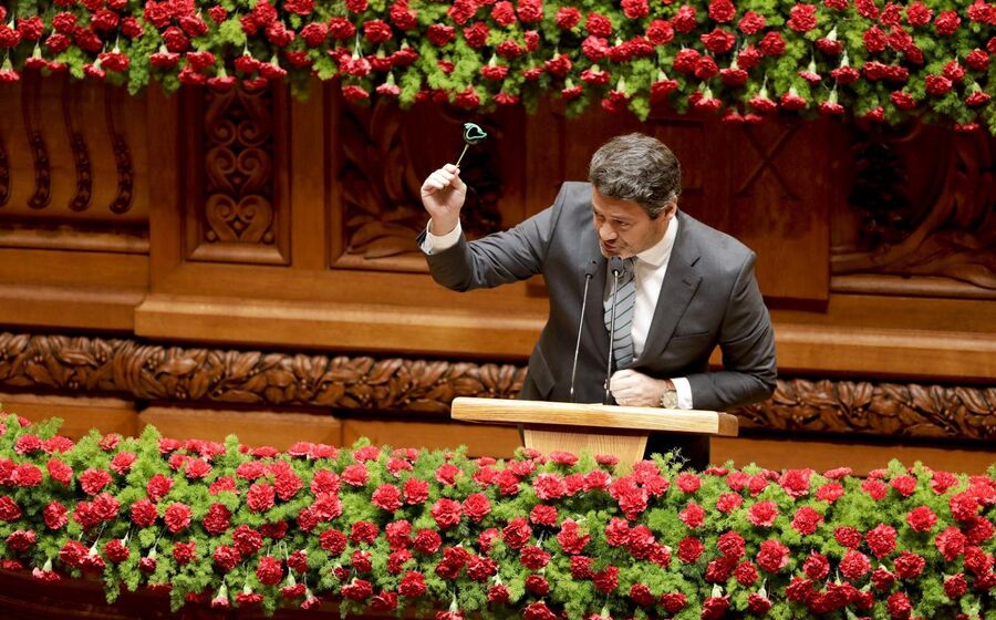 André Ventura nas comemorações do 25 de abril no parlamento em 2026.