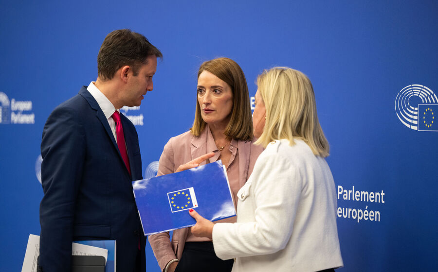 Posição do Parlamento Europeu foi aprovada com 370 votos a favor dos 655 eurodeputados presentes.