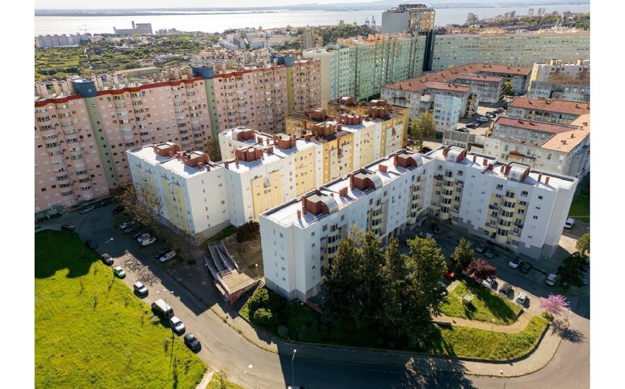 Vista aérea de edifícios e casas em zona urbana