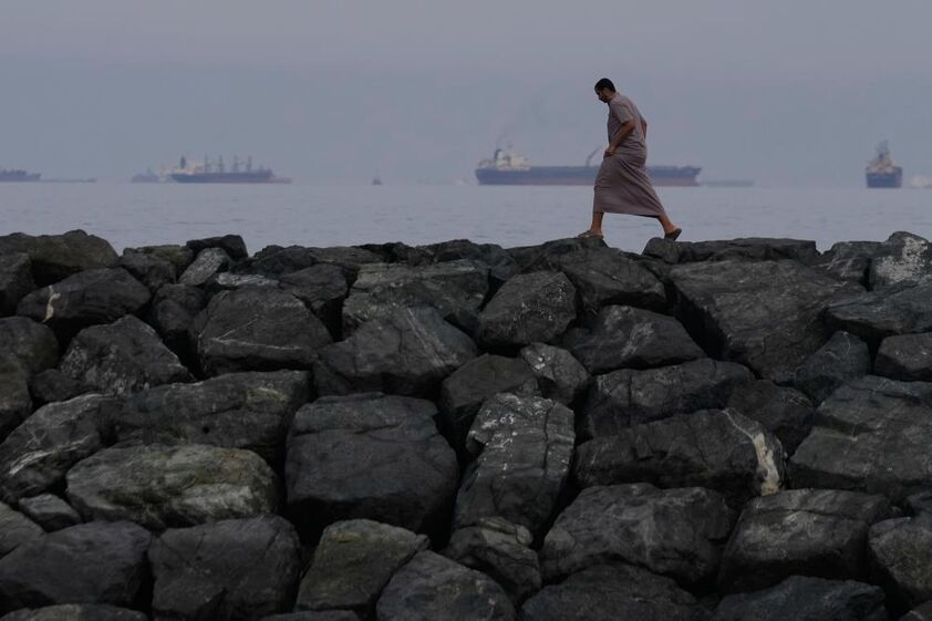 Um homem passa junto à costa do estreito de Ormuz, nos Emirados Árabes Unidos.