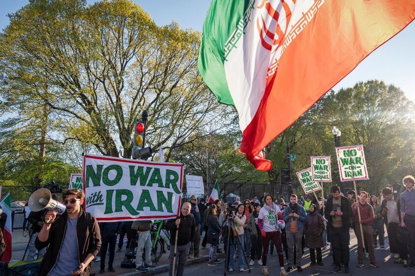 Ativistas protestam contra a guerra no Irão em Washington.