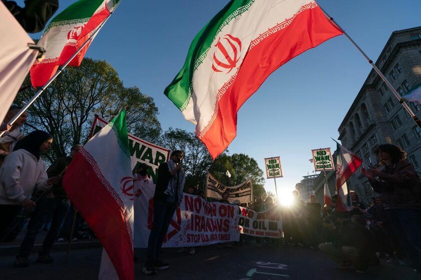Ativistas protestam contra a guerra no Irão em Washington.
