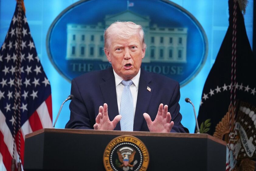 Donald Trump fala à imprensa.