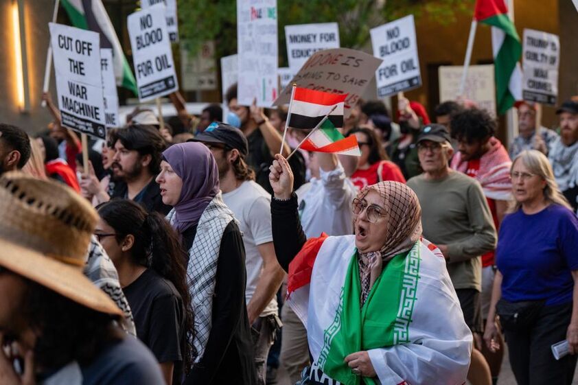 Manifestantes nas ruas de Austin, EUA, em protesto contra a guerra no Irão.
