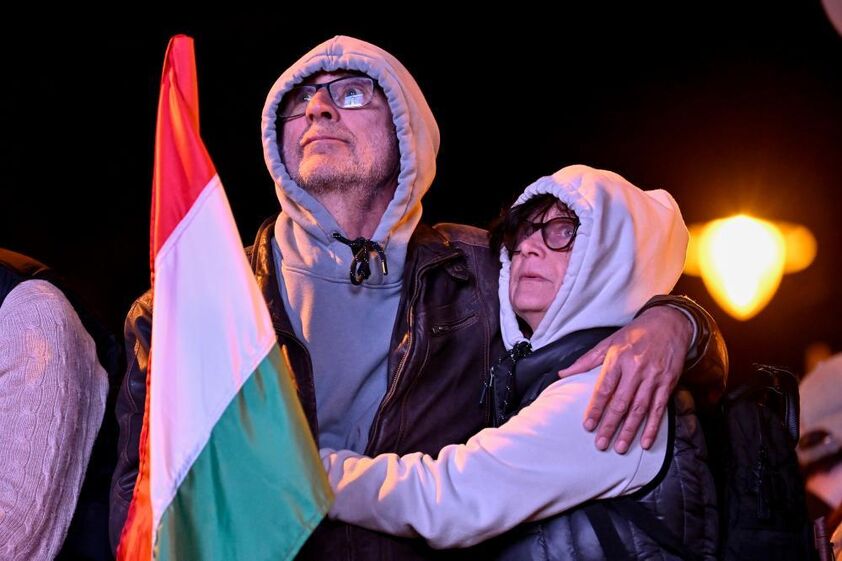 Húngaros celebram derrota de Orbán e vitória de Magyar.
