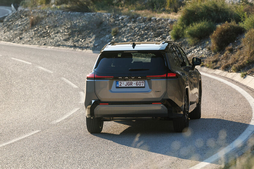 O Toyota RAV4 de 6ª geração chega em junho com sistema híbrido 'plug-in' e opção de tração