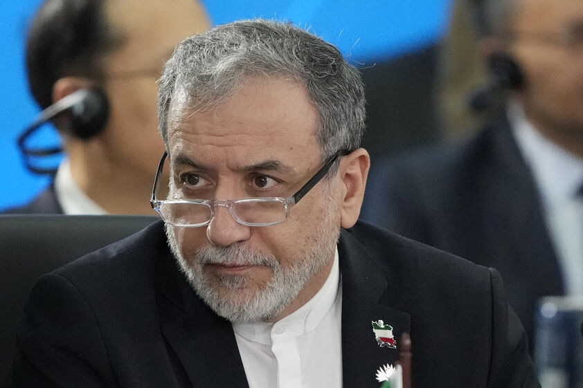 Irão reabre o estreito de Ormuz após tensão no Médio Oriente