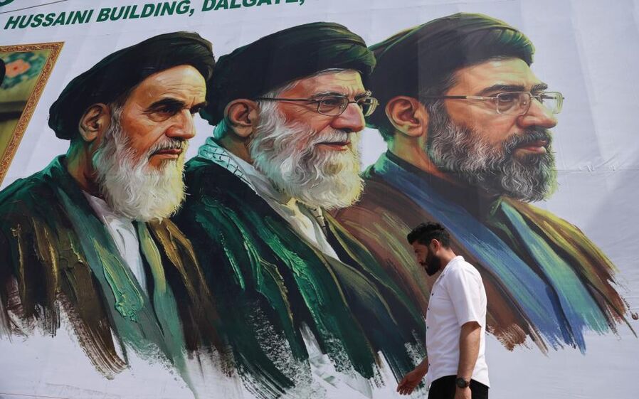 Muram em teerão com o atual e antigo líderes supremos do Irão.