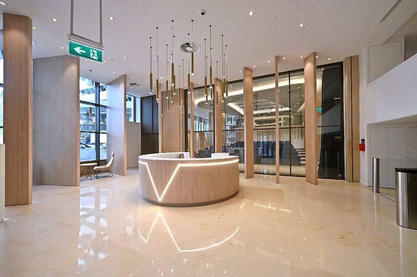 Hall de entrada com balcão de receção circular e iluminação moderna