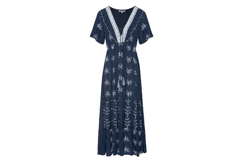 Vestido comprido azul com padrão floral branco e detalhes em renda