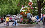 Flores, planetas e até extraterrestres mudam bairro de luxo de Londres
