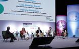 Helena Garrido (moderadora), Ana Trigo Morais (Sociedade Ponto Verde), João Pinto (Católica Porto Business School), Luis Almeida Capão (CM Cascais), Patricia Gonçalves (Diáspora Jovem) na Conferência Negócios Sustentabilidade