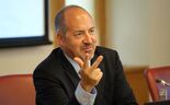Álvaro Santos Pereira, governador do Banco de Portugal, questionou a crise na restauração.