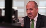 Álvaro Santos Pereira discursa ao microfone sobre economia