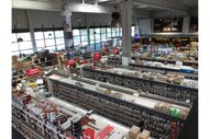 Interior de uma loja com corredores cheios de produtos