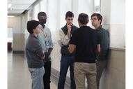 Grupo de pessoas em conversa num corredor